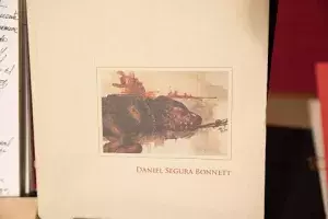 Librito con dibujos y pinturas realizados por su hijo Daniel