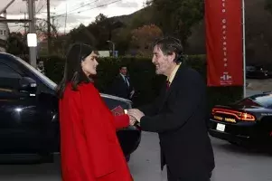 La Reina saluda al director del Cervantes, Luis García Montero. La Reina saluda al director del Cervantes, Luis García Montero.