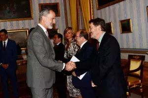 El Rey recibe el saludo