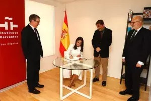 Doña Letizia estrenó con su firma el libro de honor del centro Doña Letizia estrenó con su firma el libro de honor del centro