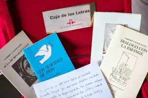 Primeras ediciones de sus poemarios