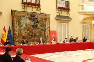 Don Felipe y doña Letizia presiden la reunión