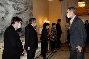 El Rey saluda al director del Instituto Cervantes