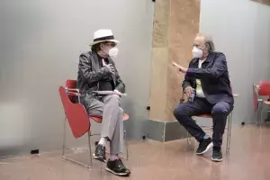 Joaquín Sabina y Joan Manuel Serrat charlan
