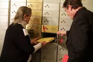 Amelia Valcárcel depositando el legado