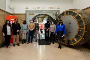Foto de familia delante de la puerta de la Caja de las Letras