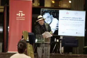 Joaquín Sabina recitando