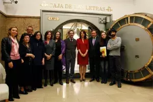 Foto de grupo delante la Caja de las Letras del Insituto Cervantes
