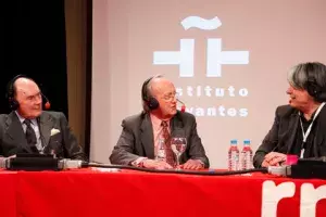 Santiago de Mora-Figueroa, exdirector del Cervantes, y Carlos Westendorp, exministro de Asuntos Exteriores, conversan