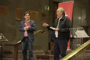 Serrat intervino en la parte final del recital poético