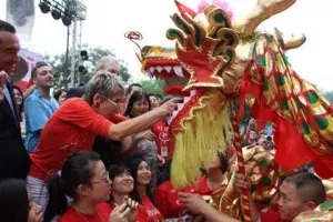 La directora del Cervantes de Pekín, participa en la cabalgata de dragones