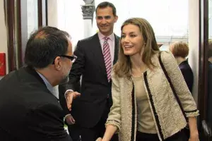 Abel Murcia, director del Cervantes de Cracovia, recibe a los Príncipes de Asturias