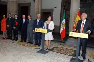 José Manuel García Margallo dedica unas palabras a los asistentes tras la firma del convenio
