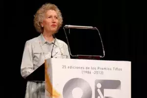 Reyes Lluch, secretaria del Jurado de los Premios Tiflos, abre el acto