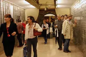El Cervantes organizó una visita guiada a la Caja de las Letras
