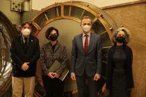 Foto de familia ante la Caja de las Letras