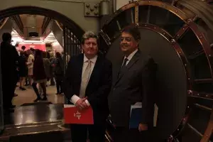 Posando delante de la Caja de las Letras