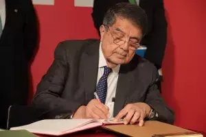 Sergio Ramírez firma en el libro de honor de Instituto Cervantes