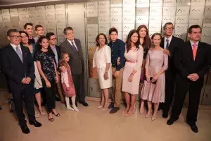 Rodeado de su familia en la Caja de las Letras tras depositar su legado