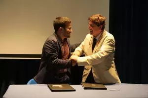 Vicent Marzà y Luis García Montero se saludan