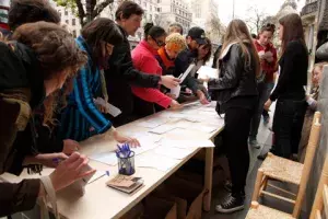 Los visitantes que pasan por la sede central envían tarjetas postales