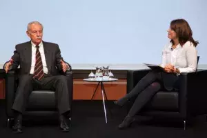 Motserrat Iglesias leyó al escritor Eduardo Mendoza algunas de las preguntas que el público asistente había preparado para él