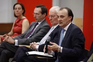 Jesús Manuel Gracia Aldaz durante su ponencia sobre política exterior