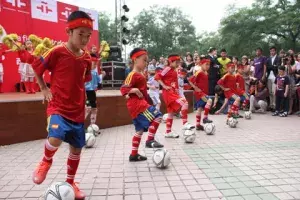 Jóvenes estudiantes de español en el Instituto Cervantes de Pekín se vistieron con la equipación de la selección española de fútbol
