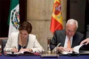 José Manuel García Margallo y Patricia Espinosa firman el convenio