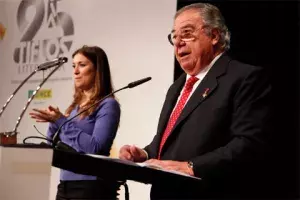 El poeta Ángel García presenta el 25 aniversario de los Premios Tiflos de Literatura