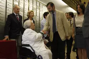 El secretario general del Cervantes, Rafael Rodríguez-Ponga, saluda a Balcells