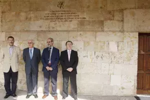 Foto de grupo posando ante el vítor descubierto en honor al Instituto Cervantes en el Patio de Escuelas Menores
