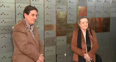 El director del Cervantes, Luis García Montero, posa con la viuda de Sánchez Ferlosio, Demetria Chamorro