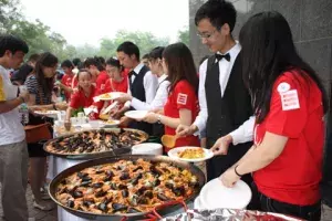 El centro de la capital china ha servido una paella a mediodía para todos los asistentes