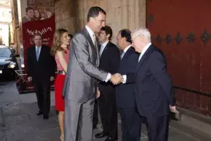 El director del Instituto Cervantes recibe a los Príncipes de Asturias