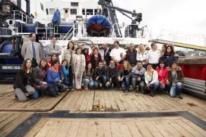 Foto de familia de los asistentes a la visita
