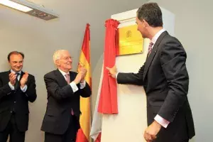 Descubriendo una placa conmemorativa en el salón de actos del centro