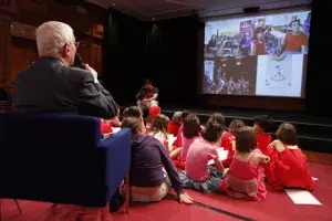 El director del Cervantes conversa mediante videoconferencia con los participantes