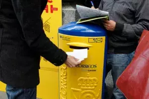 Un visitante deposita una postal