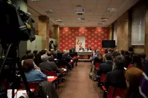 Medios de comunicación y público asistente
