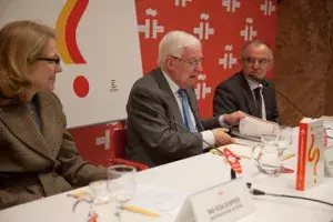 García de la Concha hojéa el libro «Las 500 dudas más frecuentes del español»