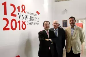 Foto de grupo posando ante el logotipo del aniversario de la Universidad