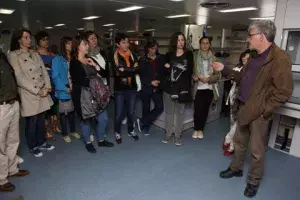 El personal de la Unidad de Tecnología Marina del CSIC recorrió las dependencias del buque con los asistentes a la visita