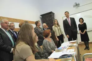 Don Felipe y Doña Letizia visitan una de las aulas del Cervantes de Cracovia