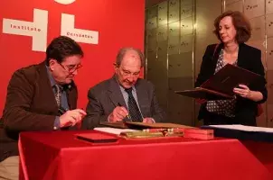 Nicolás Sánchez Albornóz firma en el libro de honor de la institución