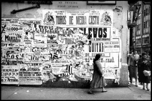 Pared con anuncios