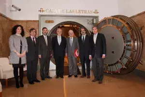 Foto de grupo en la Caja de las Letras