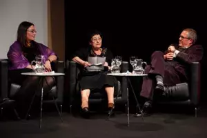 La poetisa Paca Aguirre recita un poema de José Hierro