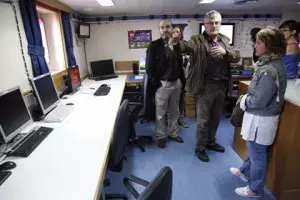 El personal de la Unidad de Tecnología Marina del CSIC recorrió las dependencias del buque con los asistentes a la visita