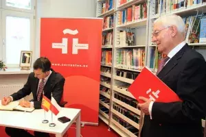 Don Felipe firma el Libro de Honor